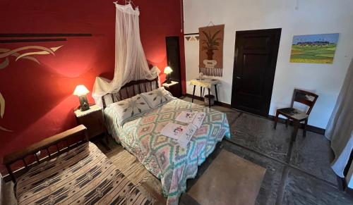 Florida艾斯坦西亚艾尔赛博旅馆的一间卧室设有一张床和红色的墙壁