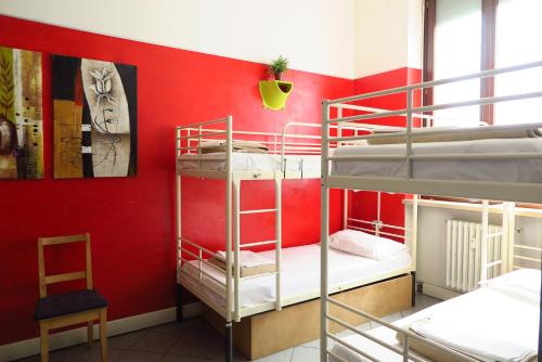 米兰考拉旅舍的客房设有两张双层床和红色的墙壁。