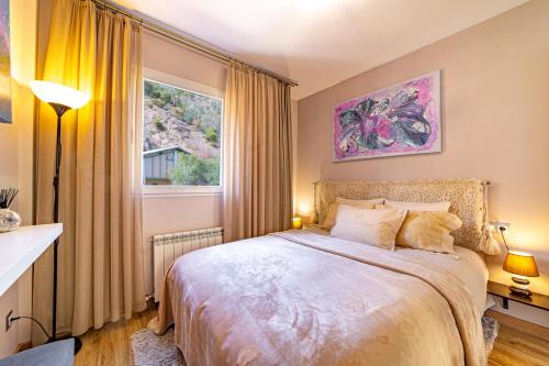 马拉加Perla de Malagueta的一间卧室设有一张大床和一个窗户。