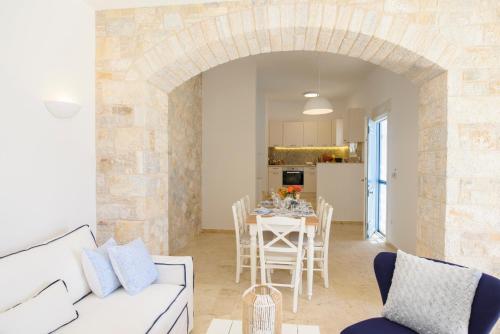 阿莫尔戈斯Tholariani Villas的客厅配有白色的沙发和桌子