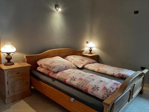 TepelenëGuesthouse Lula 2的一间卧室设有两张床和两张台灯。