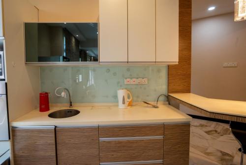 乔治市Cozy Gurney Georgetown Private Apartment Penang的厨房配有水槽和台面