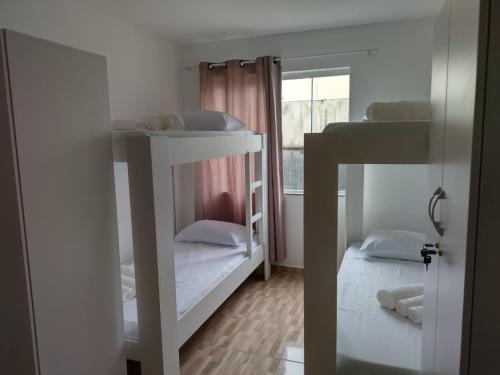 库里提巴RESIDENCIAL BOTÂNICO的客房设有两张双层床和一扇窗户。