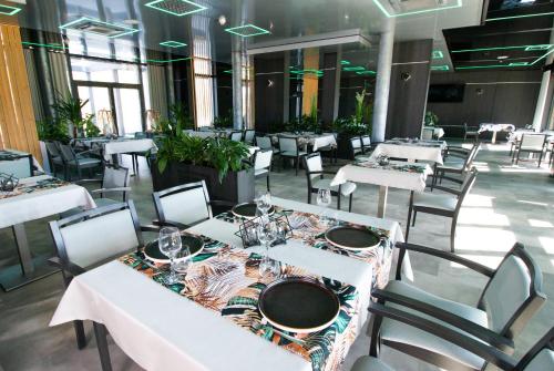 乌斯特卡Aparton的一间设有白色桌椅的用餐室
