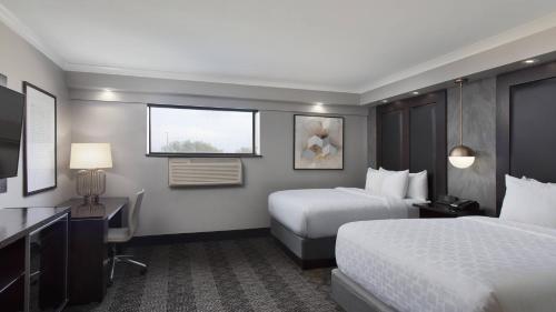 塔拉哈西杜瓦尔傲途格精选酒店 的酒店客房设有两张床和窗户。