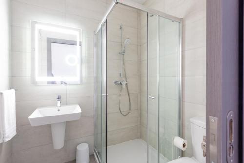 比尔泽布贾Gospa 58 - 2 bedroom apt的带淋浴、卫生间和盥洗盆的浴室