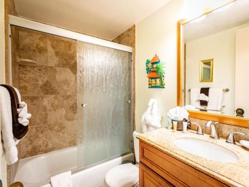 维雷亚Kamaole Sands 8-402 - 2 Bedrooms, Pool Access, Spa, Sleeps 6的一间带水槽和淋浴的浴室