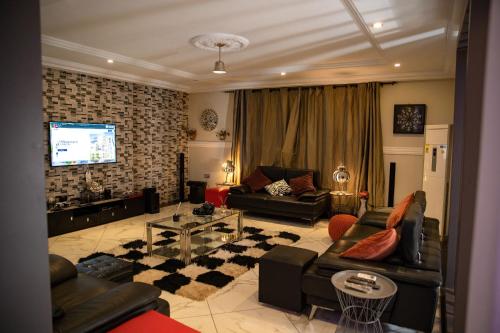 阿克拉Brynx Haven - Adenta, Accra的带沙发和平面电视的客厅