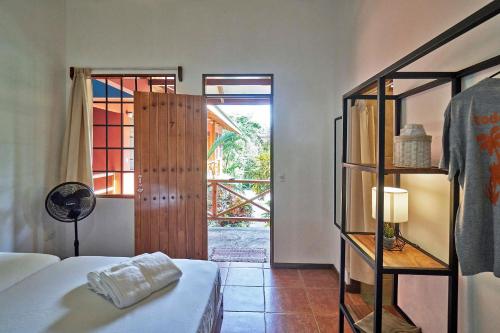 圣塔特蕾莎海滩Casa Calocita的一间卧室设有一张床,并有通往庭院的门