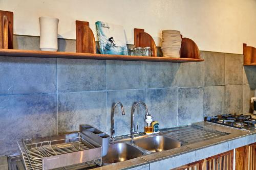 圣塔特蕾莎海滩Casa Calocita的厨房配有水槽和台面