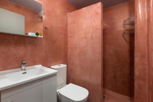 伊利索斯Fata Morgana Apartment的浴室配有白色卫生间和盥洗盆。