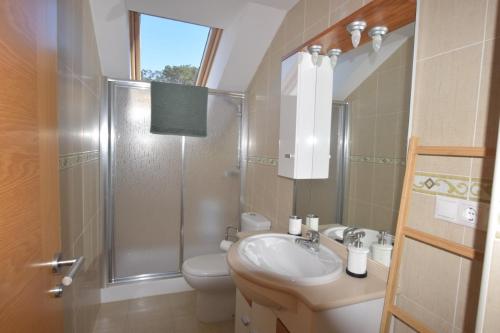 科尔库维翁Apartamento Playa de Quenxe的带淋浴、盥洗盆和卫生间的浴室