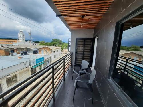 阿瓜奇卡Hotel Almalu的市景阳台,配有两把椅子