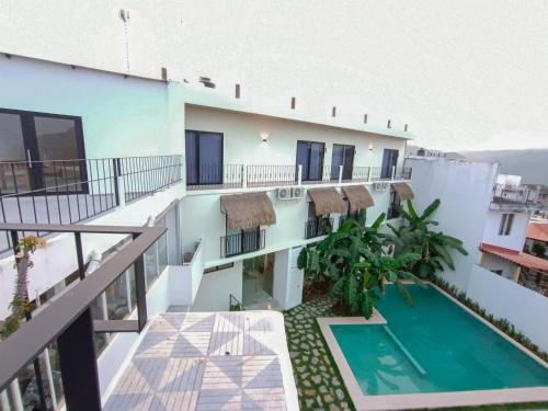 希利特拉HOTEL CASABLANCA的从带游泳池的大楼的阳台上可欣赏到风景