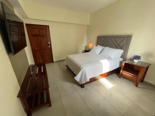 希利特拉HOTEL CASABLANCA的卧室配有一张白色的大床和一张桌子