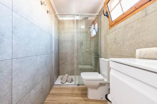 圣巴托洛梅BUNGALOWS LOS ARCOS 77的一间带卫生间和玻璃淋浴间的浴室