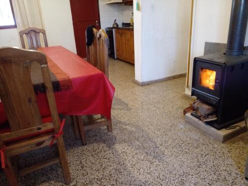 坦季Casa Ana Tanti的客房内的厨房配有桌子和炉灶