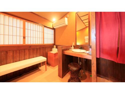 上山市Saikatei Jidaiya - Vacation STAY 96429v的一间带水槽和长凳的浴室