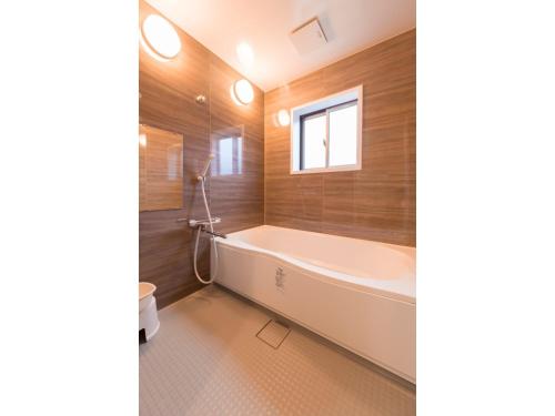 KujukuriDucale Gran Resort 99 - Vacation STAY 00098v的带浴缸和窗户的浴室