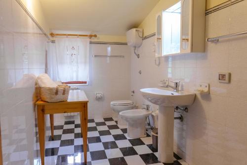 波利齐杰内罗萨Terrematte turismo e natura的一间带水槽和卫生间的浴室