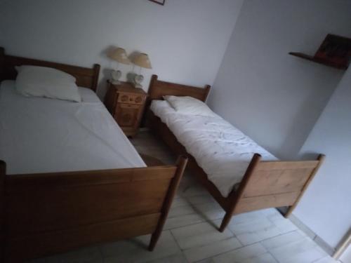 圣欧班堡Sandrine的一间卧室设有两张床和床头柜