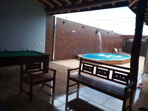 德尔菲诺波利斯Aconchego da canastra的一个带喷泉的台球桌,位于带台球桌的房间里
