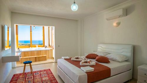 卡斯VİLLA TANYERİ的一间卧室设有一张床,享有海景