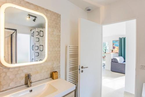 拉瓦雷特迪瓦尔VILLA - SPA JACUZZI - TERRASSES - CLIM & BBQ - La Valette-du-Var的一间带水槽和镜子的浴室