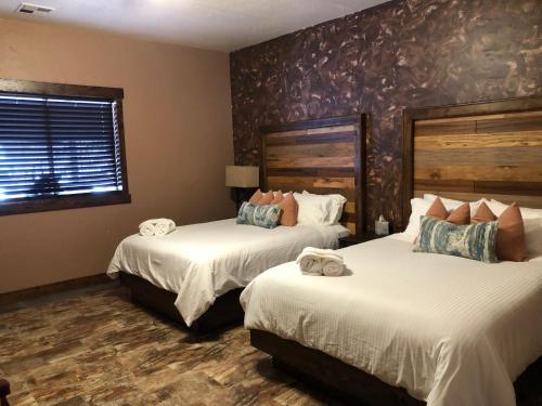 HildaleZion Cliff Lodge的酒店客房设有两张床和窗户。