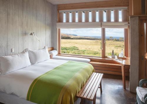 安加罗阿Explora en Rapa Nui - All Inclusive的一间卧室设有一张大床和一个窗户。
