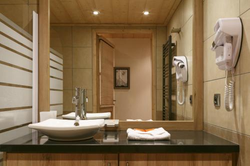 蒙热内夫尔CGH拿破仑Spa公寓的一间带水槽和镜子的浴室
