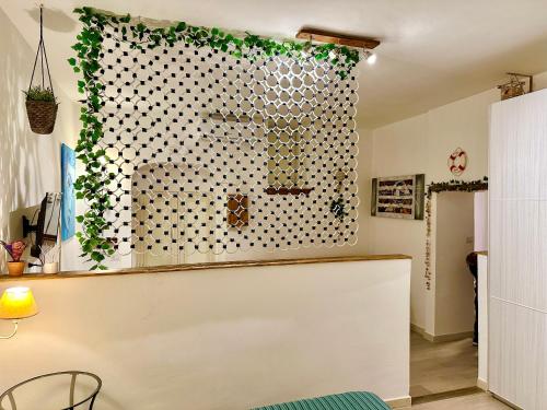 罗迪-加尔加尼科Luxury Sea House的厨房设有窗户,墙上有常春藤