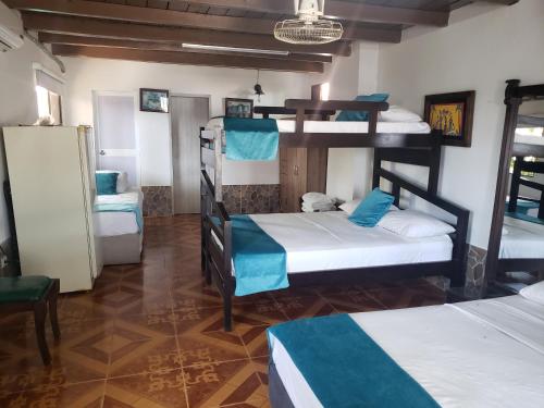 圣玛尔塔Hospedaje Villa Naloy的一间房间,设有三张双层床