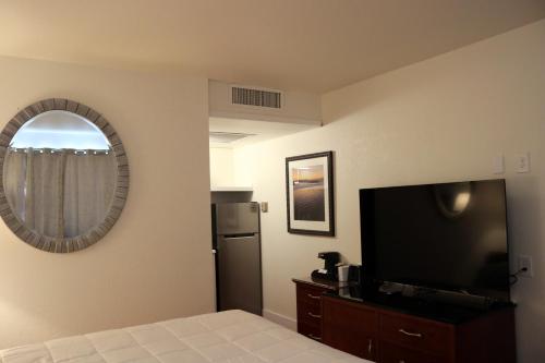 威尔科克斯Willcox Extended Residence Inn and Suites的客房设有床、电视和镜子