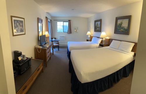 科威恰湾韦塞克斯海滨酒店的酒店客房设有两张床和电视。