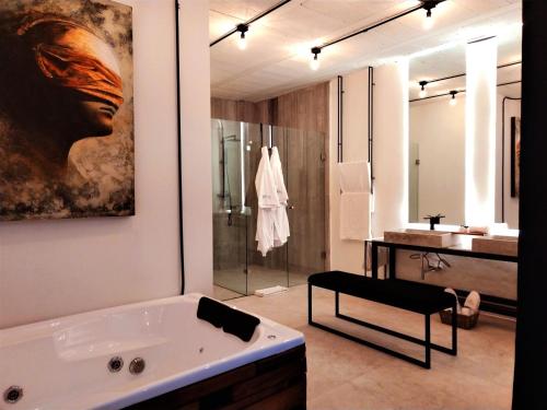 乔卢拉Hotel Tila的浴室配有大浴缸和水槽