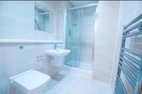 曼彻斯特Luxury Apartment near Media City的浴室配有卫生间、淋浴和盥洗盆。