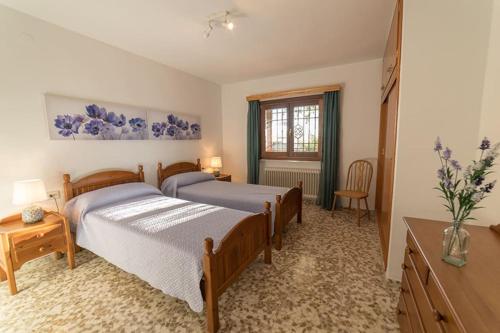 NigüelasCasa Surya - unique country house near Granada的一间卧室设有两张床和窗户。