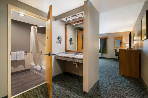 曼切斯特执行法院&会议中心贝斯特韦斯特酒店的一间带水槽和大镜子的浴室