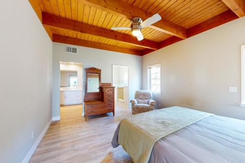 阿赫瓦尼Yosemite in Ahwahnee的一间卧室设有一张床和木制天花板