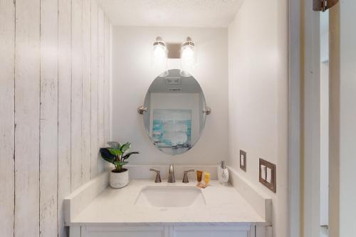 沃尔顿堡滩Sugar Reef Cottage #4的白色的浴室设有水槽和镜子