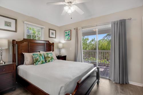 鸭礁岛Palm Villa的一间卧室设有一张床和一个窗口