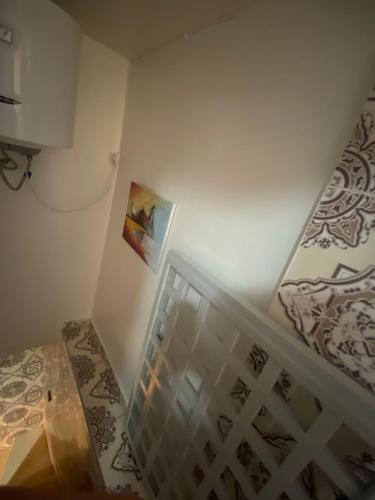 拉巴特Maison traditionnelle de lahbib的客房设有楼梯、一张床和一张桌子