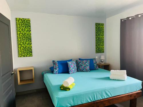 波拉波拉Lokai house的一间卧室配有蓝色的床,拥有蓝色和绿色的色调
