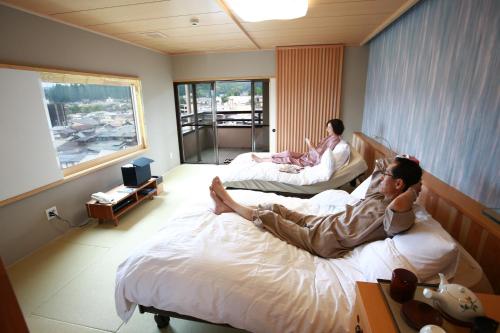 高山本阵平野福楼酒店的两人躺在酒店房间的床上