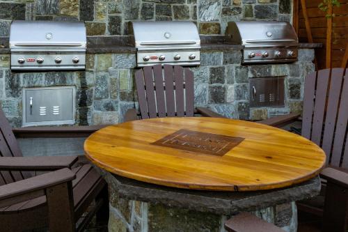 乔治湖湖泊汽车旅馆的一张带椅子的木桌和石头炉灶