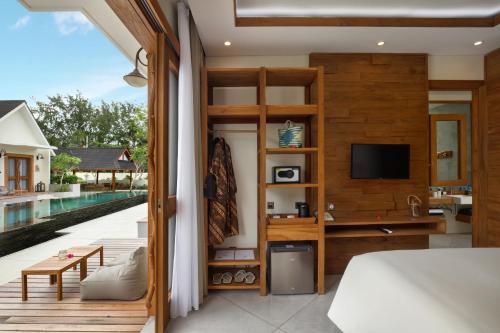 吉利特拉旺安蓬特别墅的一间设有床铺和木墙电视的房间