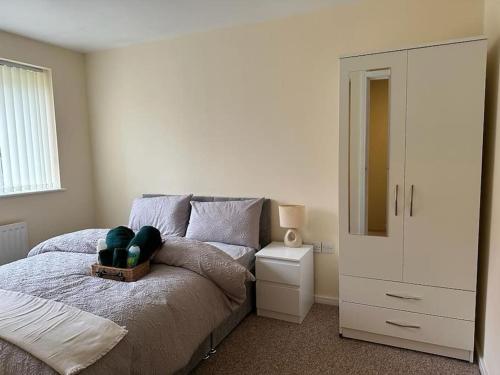 曼彻斯特Rooms 7 minutes from Etihad的一间卧室配有一张带梳妆台和镜子的床