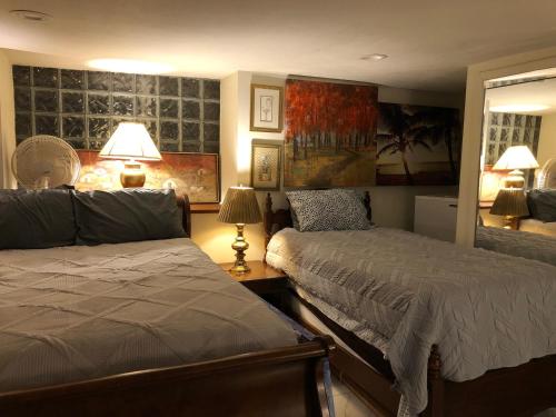 匹兹堡Highland Park Pittsburgh的一间卧室设有两张靠窗的床。