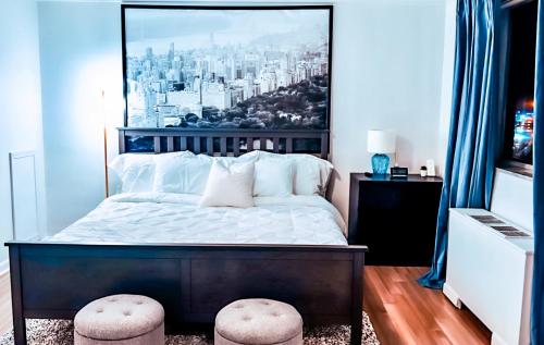亚特兰大Highrise luxury two bedroom condo in Downtown Atlanta within minutes!!的一间卧室设有一张大床和大窗户